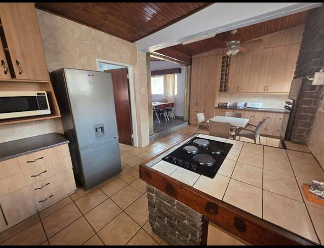 5 BEDROOM HOUSE FOR SALE IN SINOVILLE